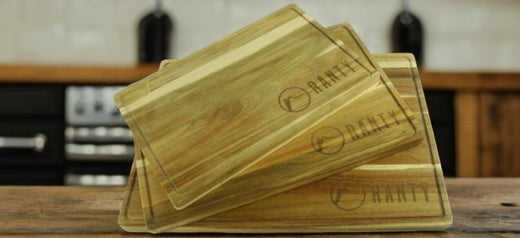 Tablas de cocina RANTY en madera de acacia apiladas mostrando su elegante grano natural y diseño duradero para uso profesional.