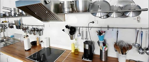 Cocina organizada con utensilios esenciales distribuidos eficientemente mostrando cómo maximizar el espacio y la funcionalidad.
