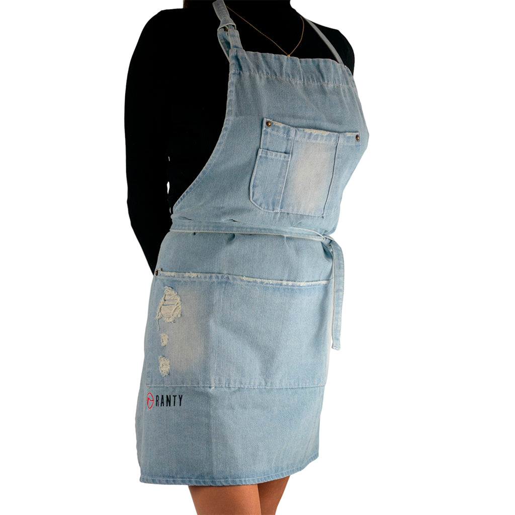 Delantal de cocina vintage jeans Ranty azul claro con bolsillos y logo bordado.