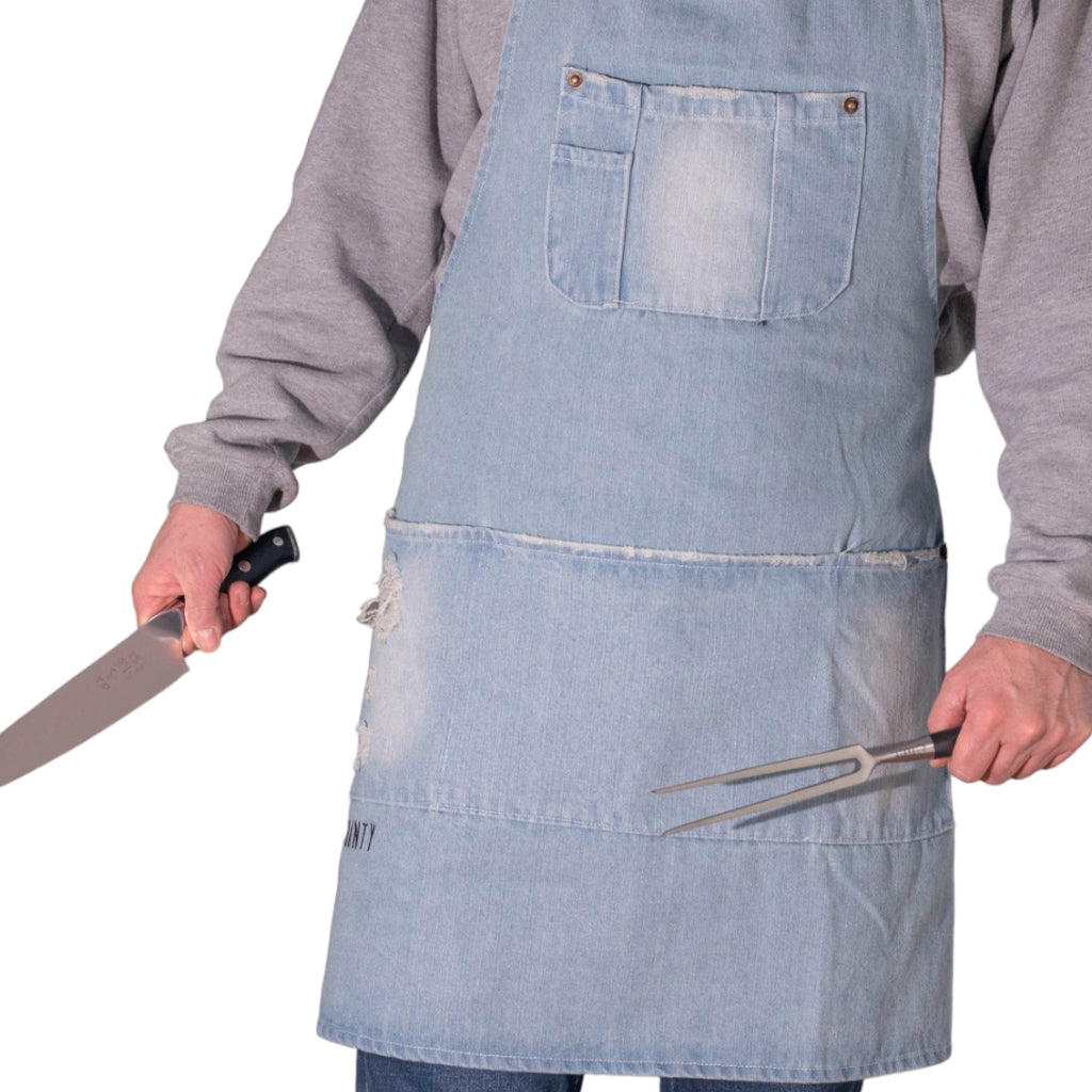 Delantal de cocina vintage jeans Ranty azul con utensilios de cocina en uso.