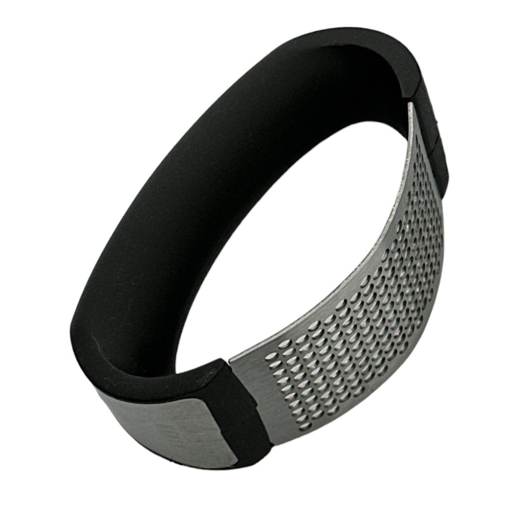Moledor de ajo Ranty con diseño balancín ergonómico, cuerpo negro y placa perforada de acero inoxidable para moler ajo fácilmente.