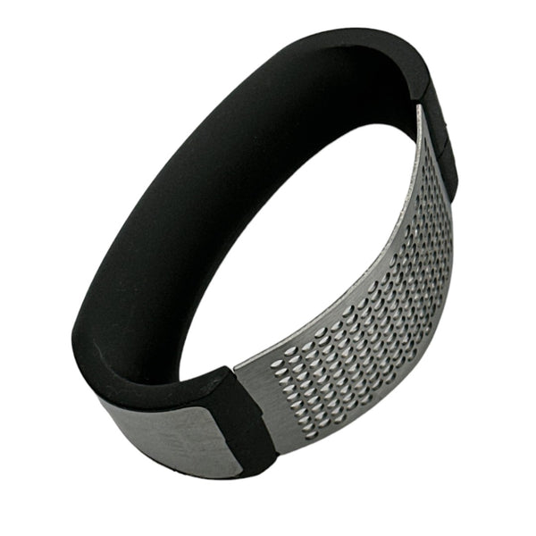 Moledor de ajo Ranty con diseño balancín ergonómico, cuerpo negro y placa perforada de acero inoxidable para moler ajo fácilmente.
