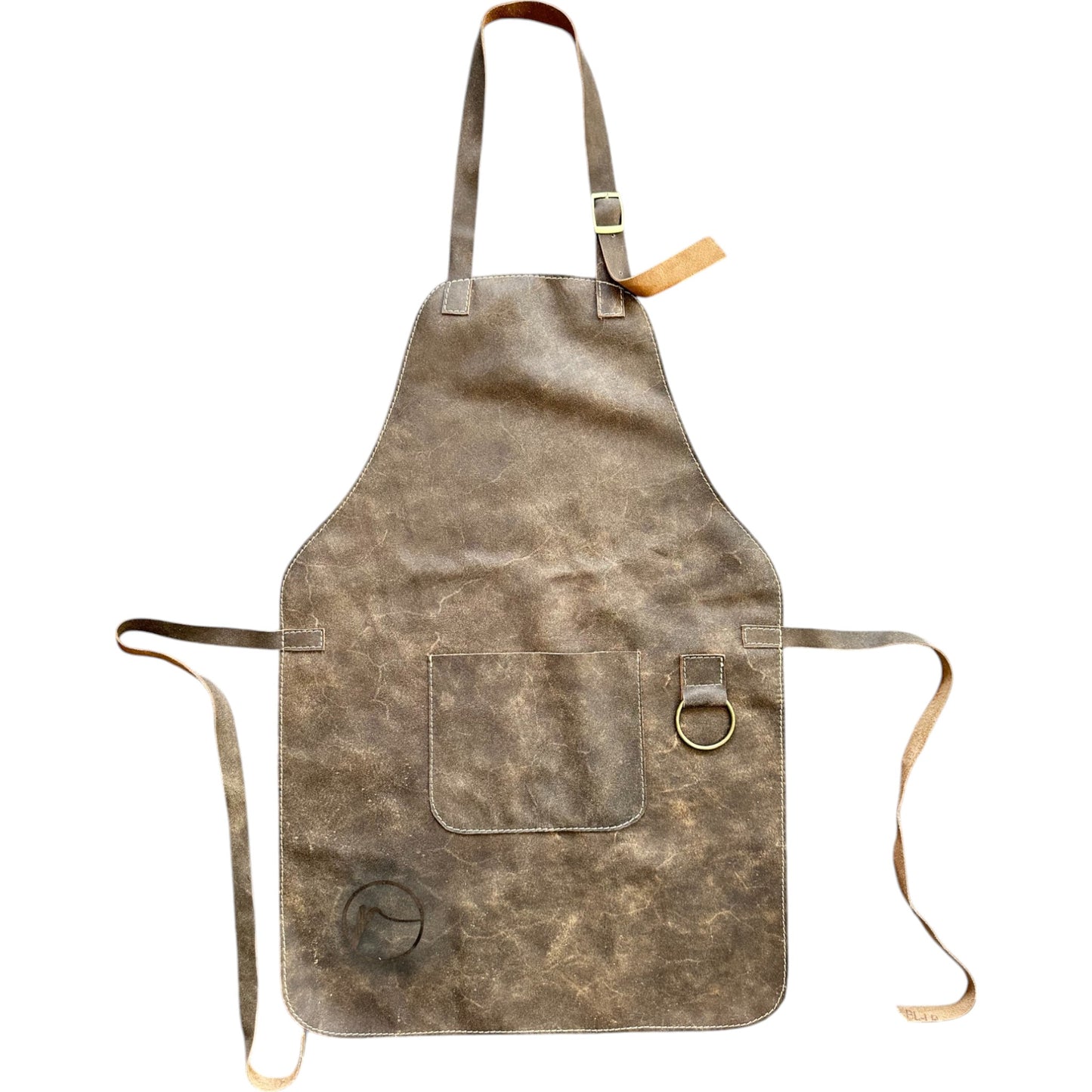 Pechera de cuero café Ranty con bolsillo frontal, correas ajustables y argolla metálica, acabado vintage resistente para cocina profesional.