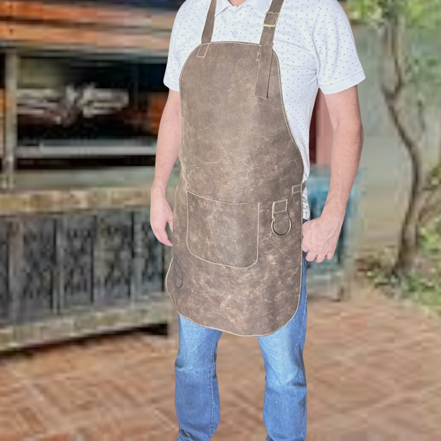 Pechera de cuero café Ranty en uso, mostrando el ajuste ergonómico y la protección completa para cocina profesional.
