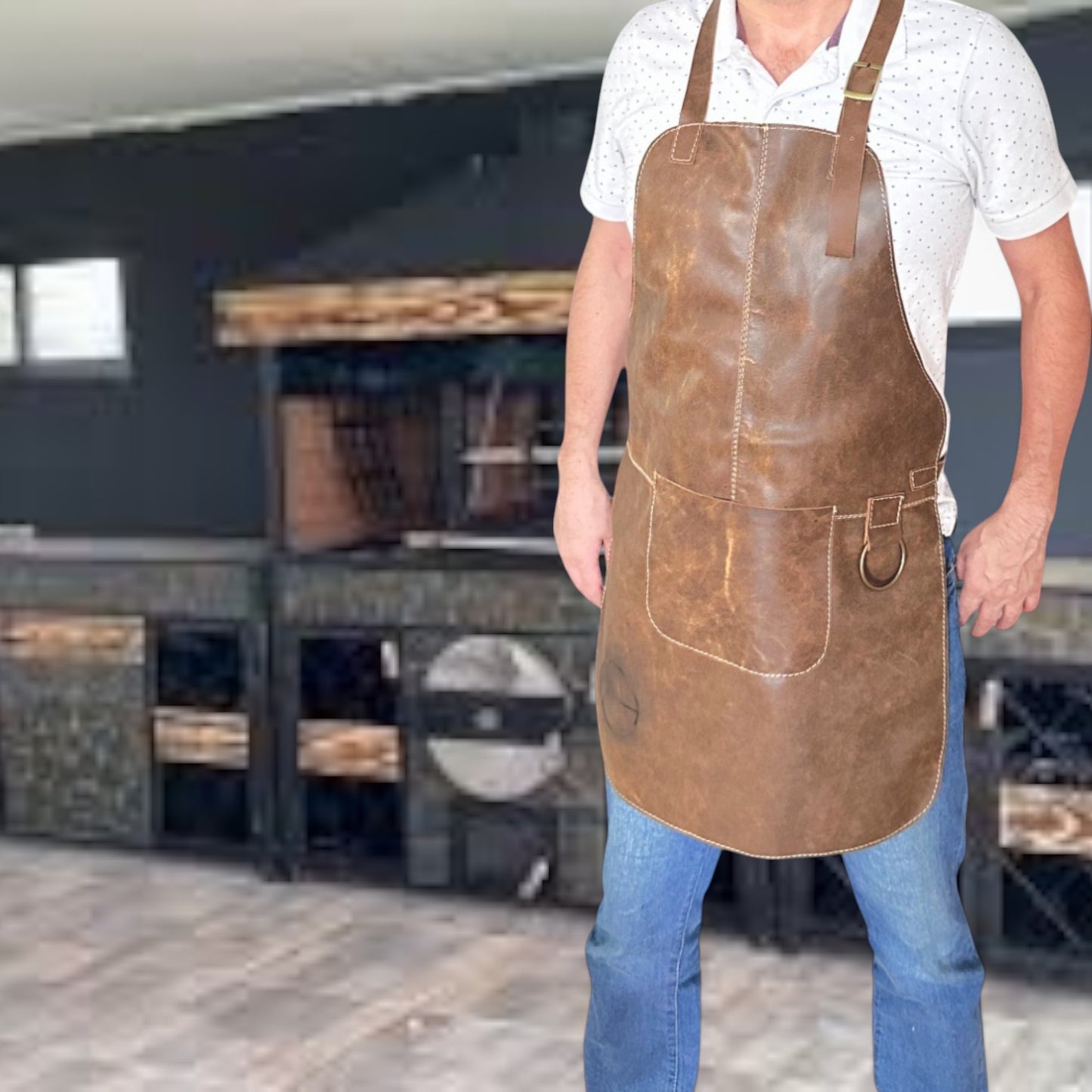 Pechera de cuero café Ranty exhibida en entorno de cocina, destacando su diseño resistente y acabado premium vintage.
