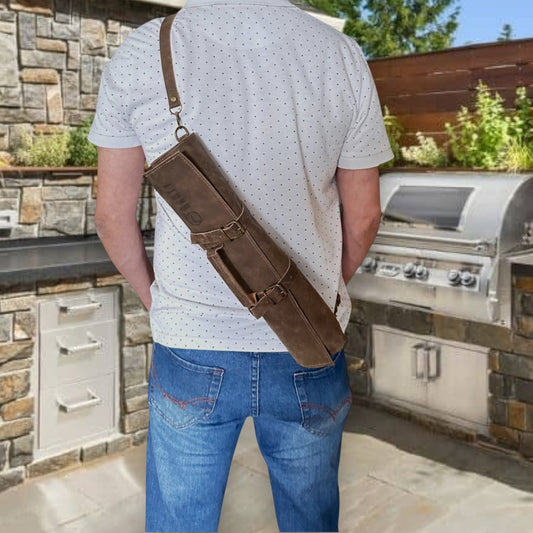 Porta cuchillos de cuero café Ranty en uso, con correa ajustable para transportar cómodo y seguro, ideal para chefs profesionales.