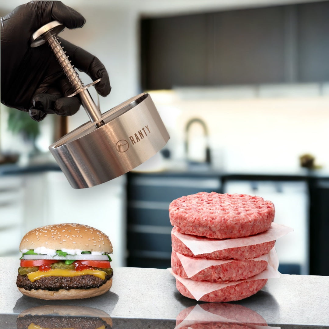 Prensa molde Ranty junto a hamburguesa terminada y medallones de carne listos para cocinar, utensilio de acero inoxidable.