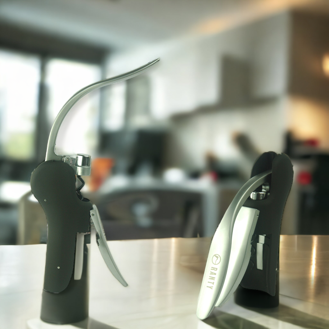 Sacacorchos vertical Ranty con acabado plateado y negro, diseño profesional para servicio de vinos en cocina moderna.