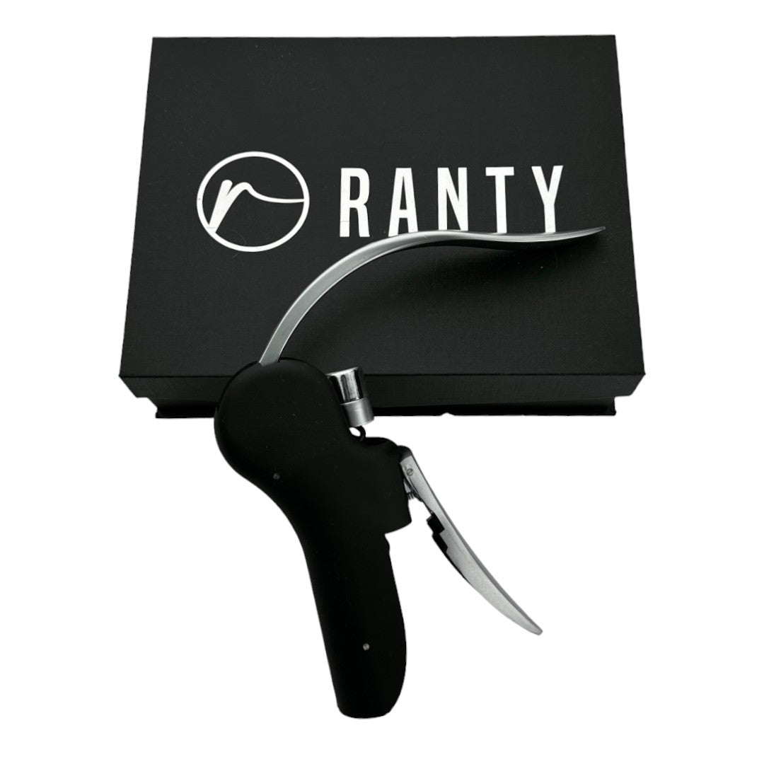Sacacorchos vertical Ranty junto a caja de presentación negra con logo de la marca, estilo minimalista y elegante.