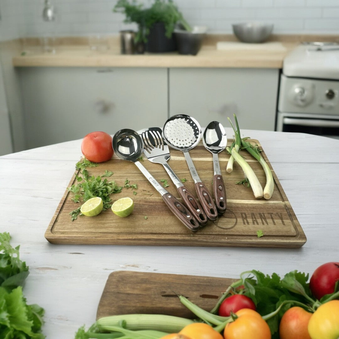 Set de 4 utensilios de cocina elegante Ranty sobre tabla de madera, con mangos ergonómicos de madera y acero inoxidable.