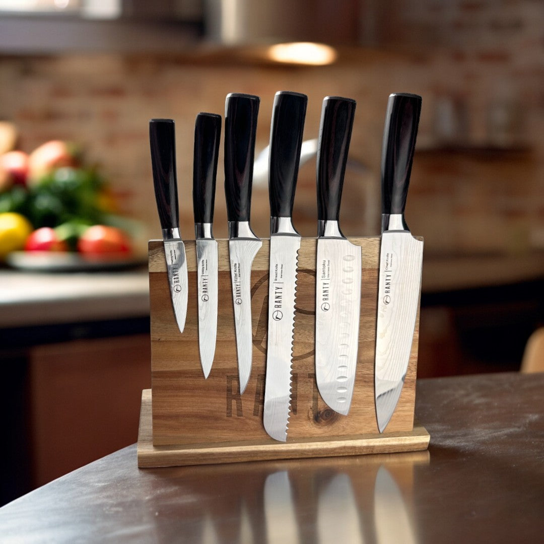 Set cuchillos Gourmet Ranty en base magnética de madera, exhibido en cocina moderna con diseño profesional.