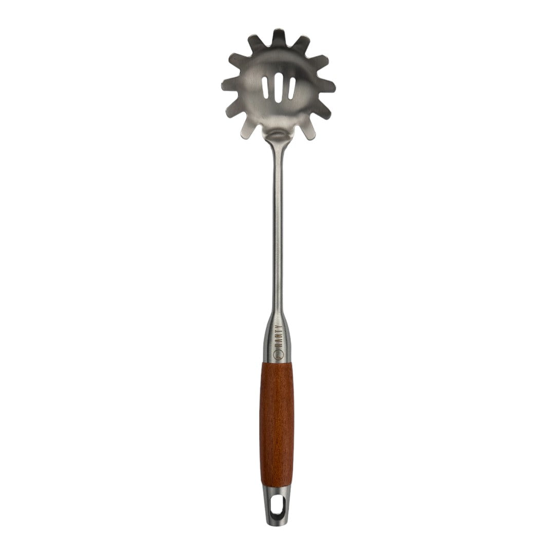 Espátula para tallarines Ranty 36cm con cuerpo de acero inoxidable y mango ergonómico de madera café.