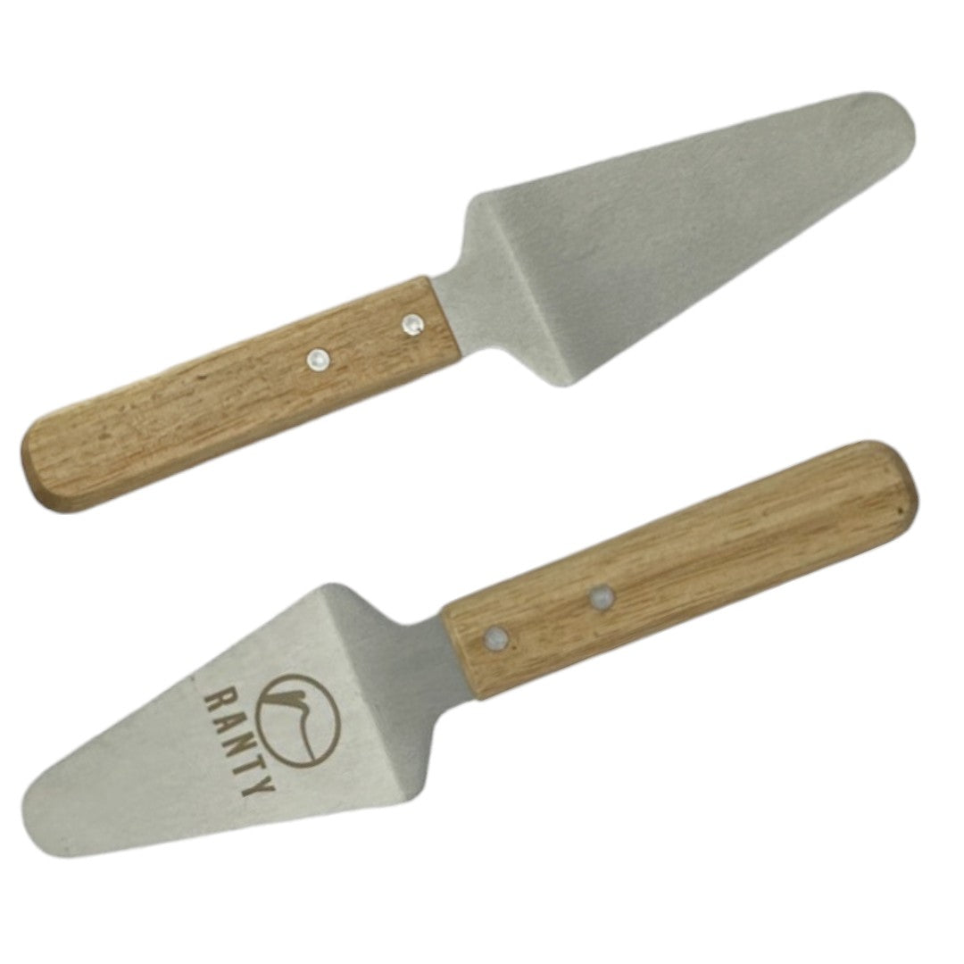 Espátula pizza Forni Ranty, vista frontal con logo y trasera, acero inoxidable con mango de madera para servir trozo de pizza.