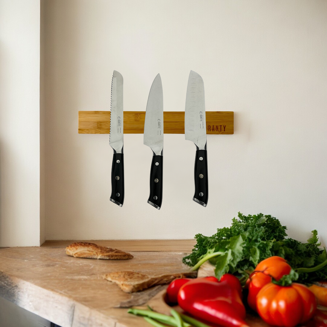 Soporte magnético barra de madera Ranty montado sobre mesa de cocina, organiza cuchillos o utensilios de cocina metálicos.