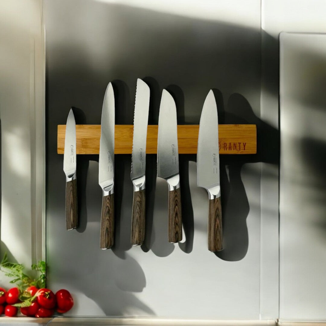Soporte barra magnética Ranty de madera instalado en pared para organizar cuchillos o utensilios de cocina metálicos.