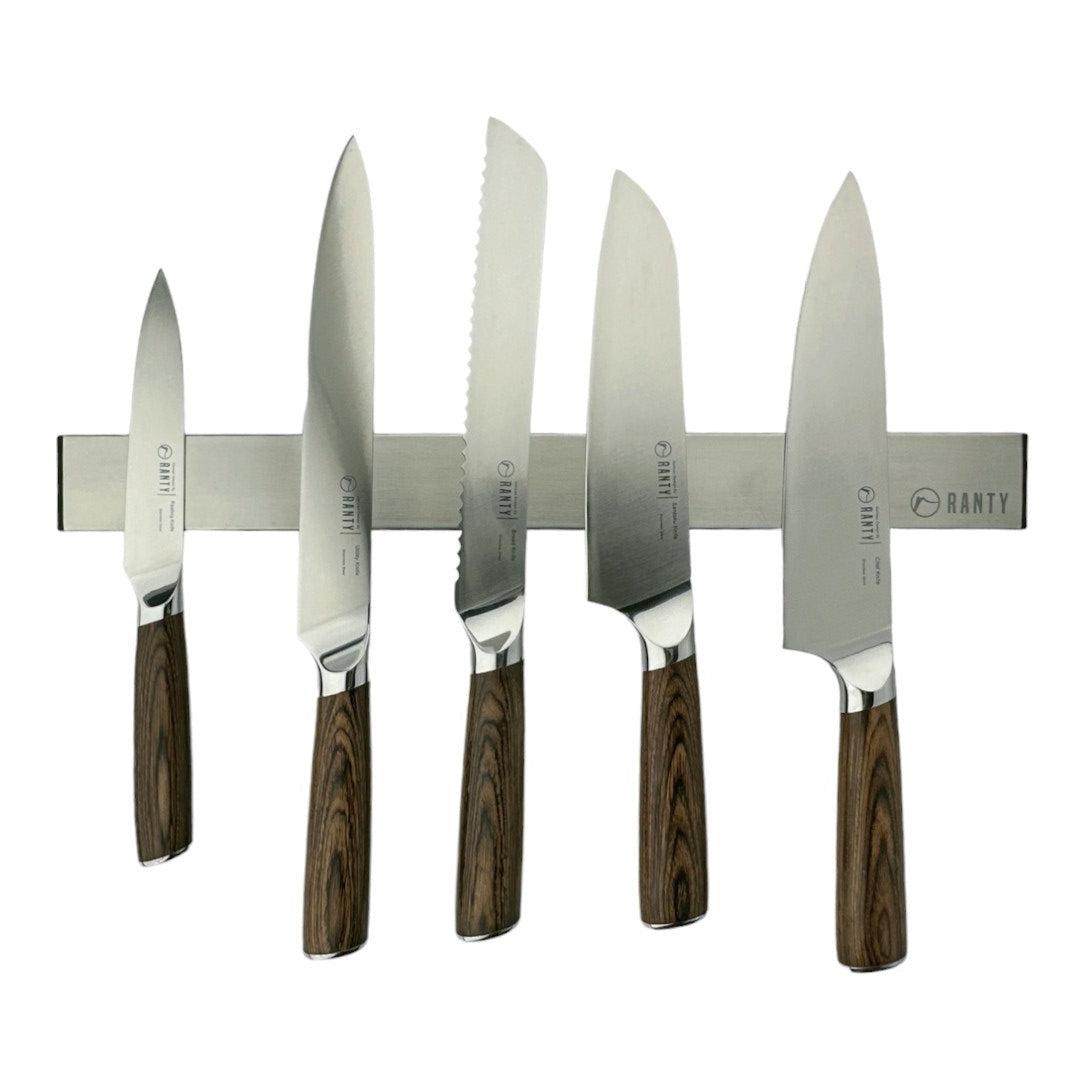 Soporte magnético barra metálica Ranty plateada con cinco cuchillos montados y organizados.