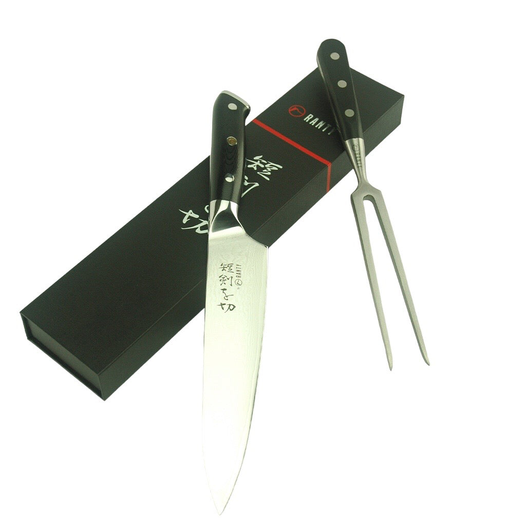 Set tenedor trinchador y cuchillo Grand Chef Ranty con caja de exhibición negra con logo y detalles metálicos plata y rojo.