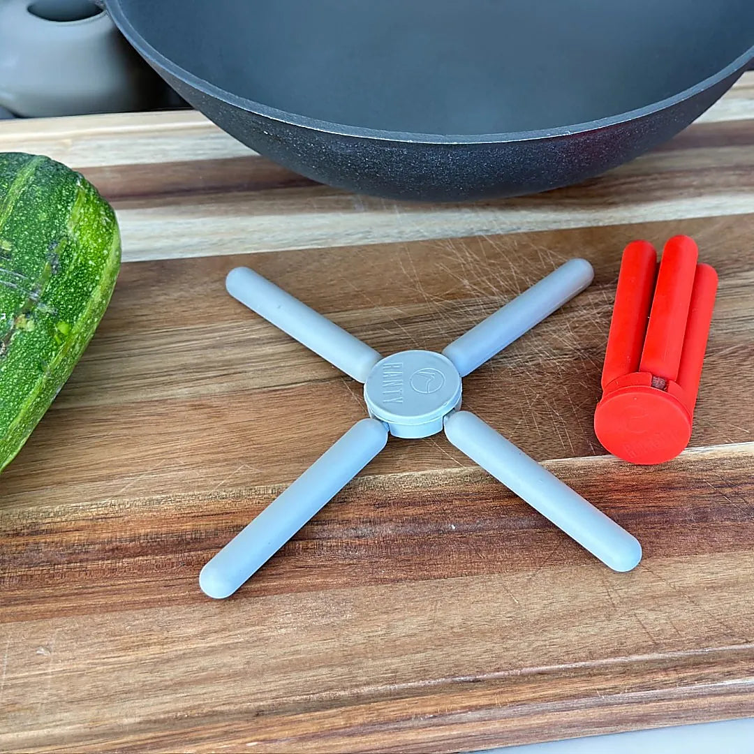 Protector RANTY bajo una olla caliente sobre la mesa