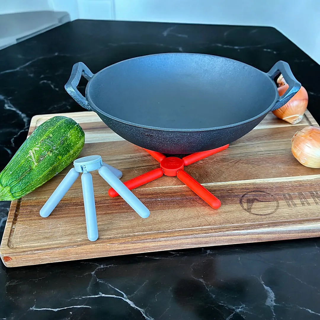 Protector RANTY bajo una olla caliente sobre la mesa
