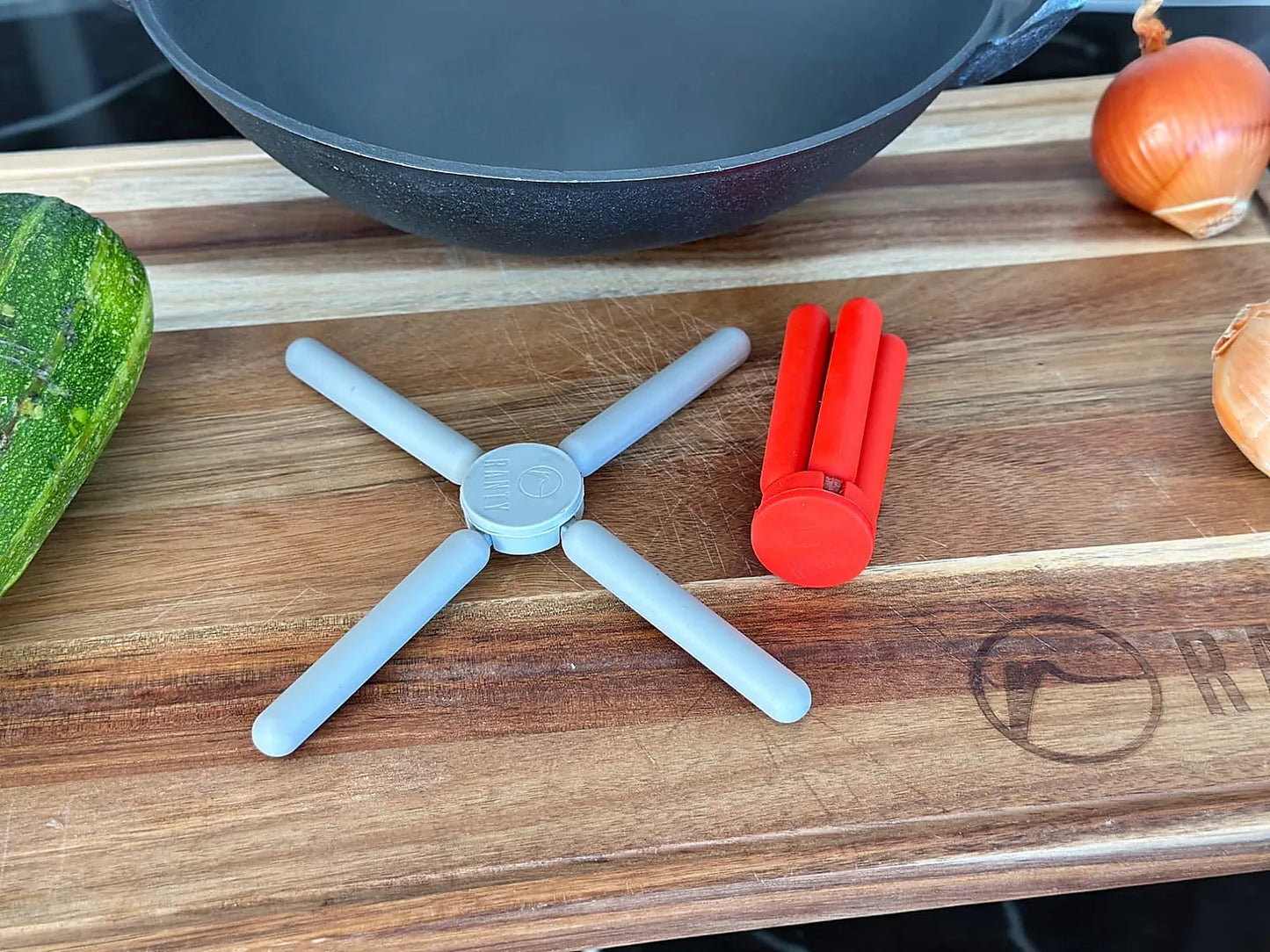 Protector RANTY bajo una olla caliente sobre la mesa