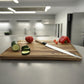 Cuchillo Sashimi Ranty 30cm en ambiente de cocina sobre tabla de corte Ranty junto a verduras cortadas.