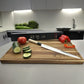 Cuchillo Sashimi Ranty 30cm en ambiente de cocina con tabla de corte Ranty y verduras cortadas.
