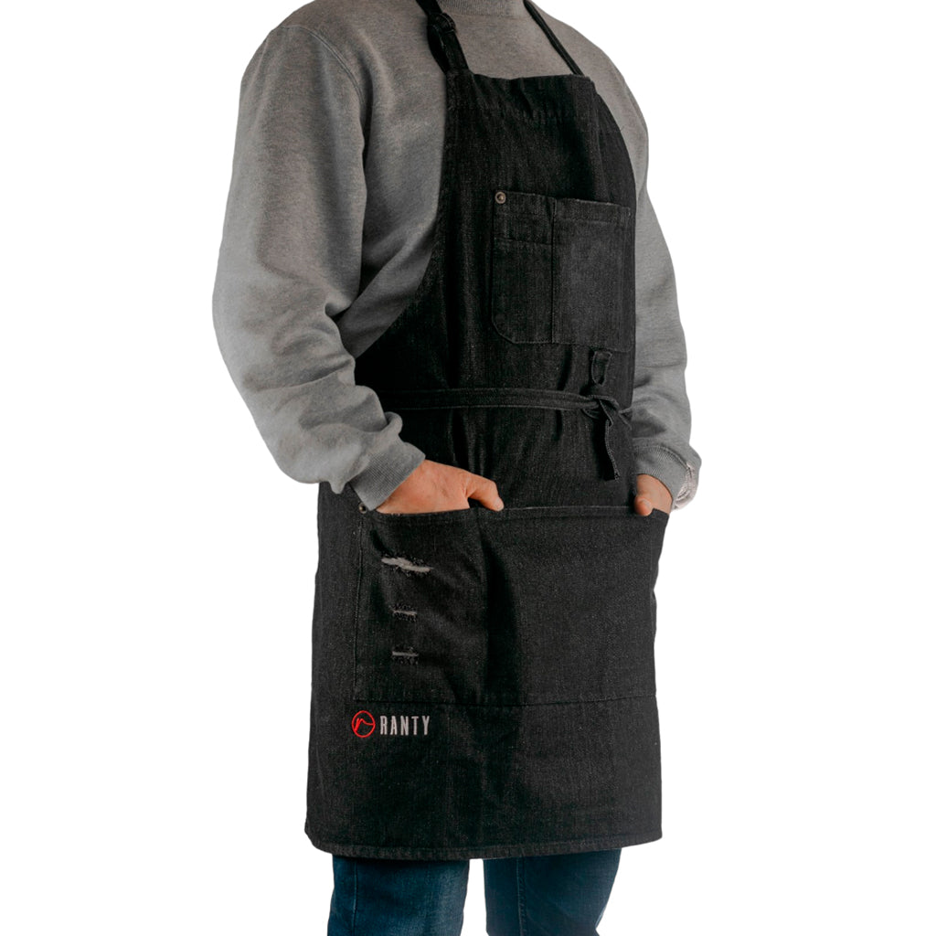 Delantal de cocina vintage jeans Ranty negro sobre outfit casual con bolsillos funcionales.