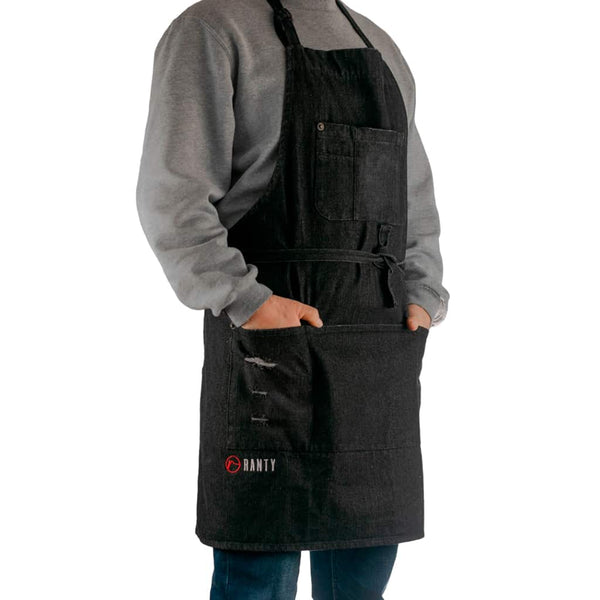 Delantal de cocina vintage jeans Ranty negro sobre outfit casual con bolsillos funcionales.