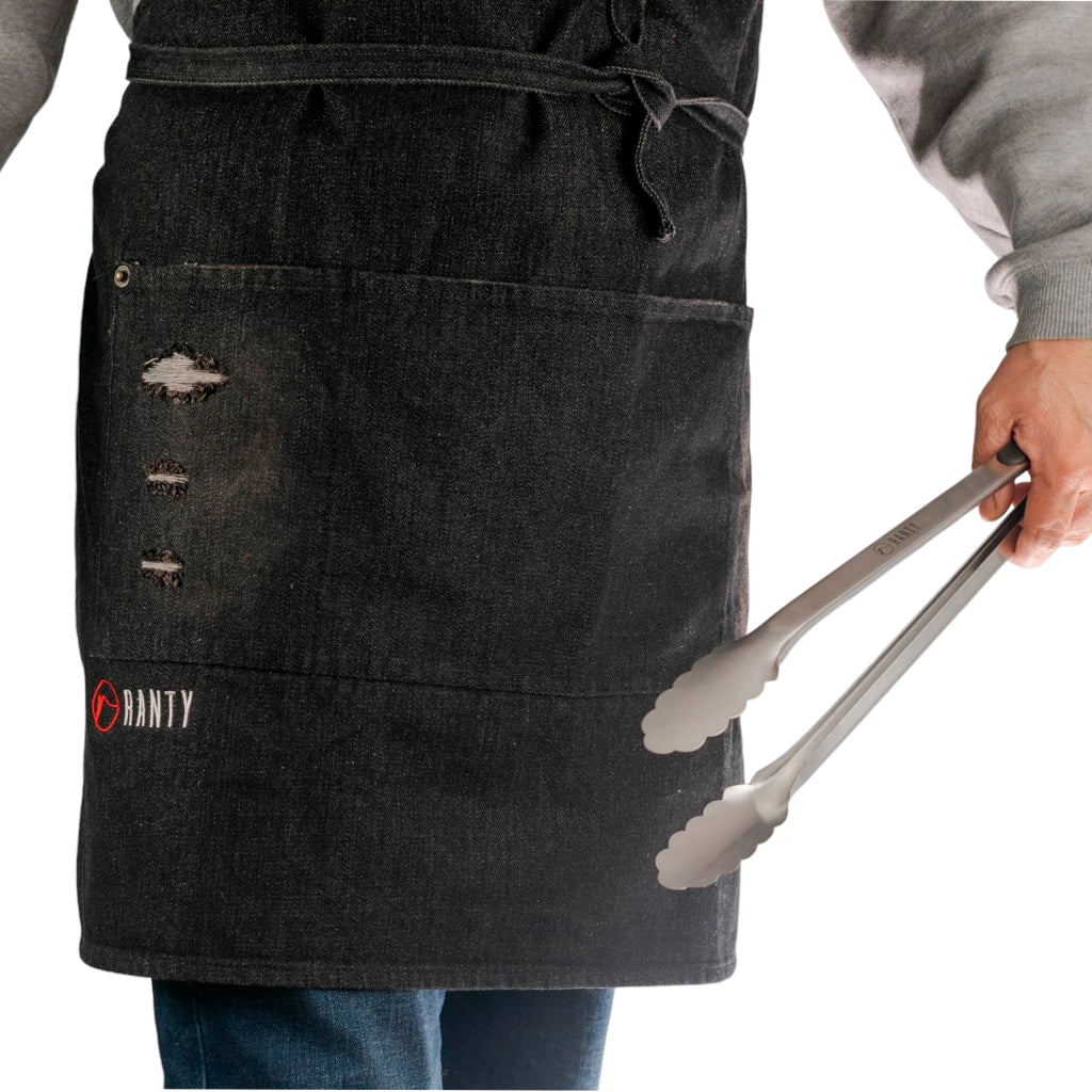 Delantal de cocina vintage jeans Ranty negro mostrando pinzas y utensilios de cocina.