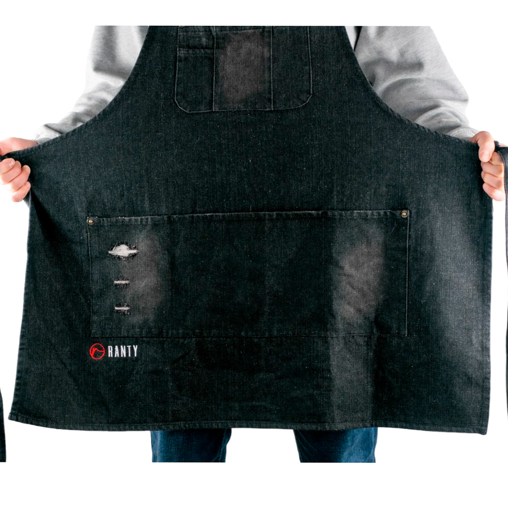 Delantal de cocina vintage jeans Ranty negro vista completa con detalles desgastados.
