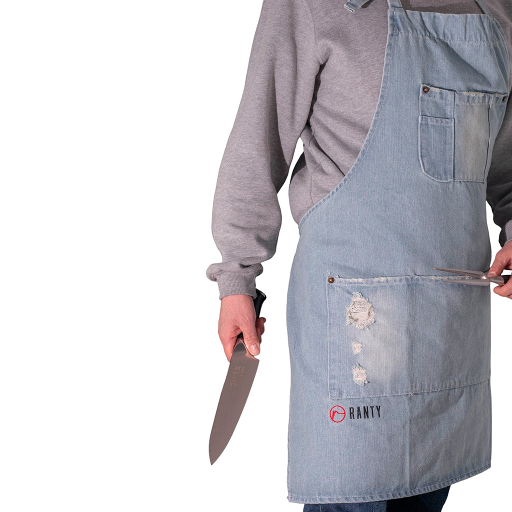 Delantal de cocina vintage jeans Ranty azul claro detalle lateral con utensilios.