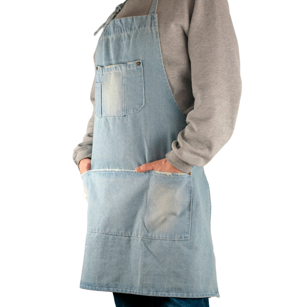 Delantal de cocina vintage jeans Ranty azul vista lateral con bolsillo funcional.