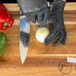 Guía para corte de carne y verduras Ranty en uso cortando cebolla sobre tabla de madera.