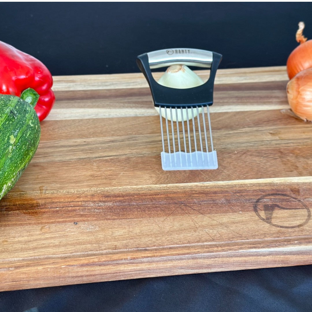 Guía para corte de carne y verduras Ranty sobre tabla de madera con verduras frescas.