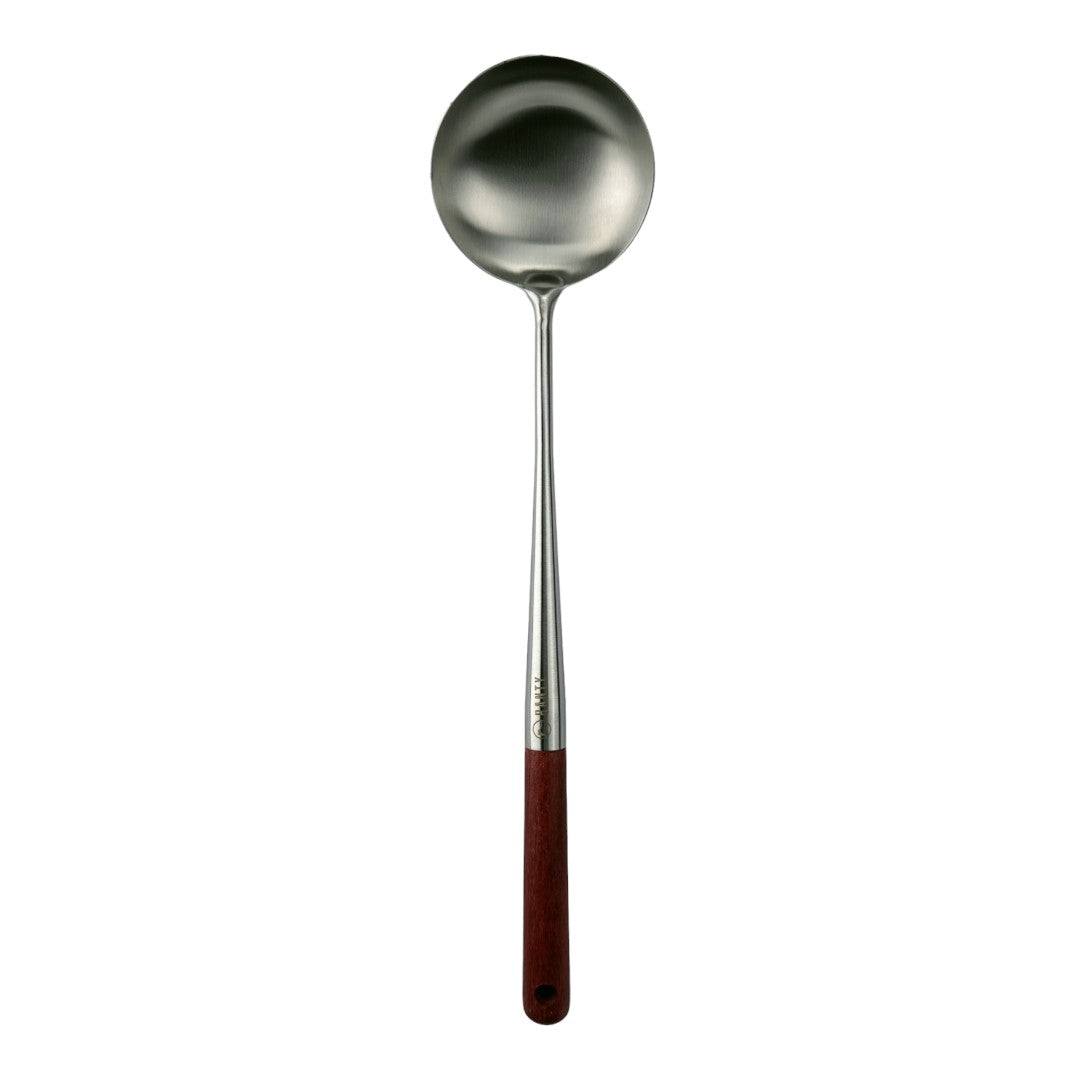 Cucharón sopero Ranty de acero inoxidable con mango de madera rojizo ergonómico, diseño sostenible y duradero.