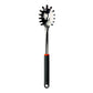 Cucharón de espaguetis cocina Joven Ranty 32cm de acero inoxidable, mango antideslizante gris y borde naranja, ergonómico.