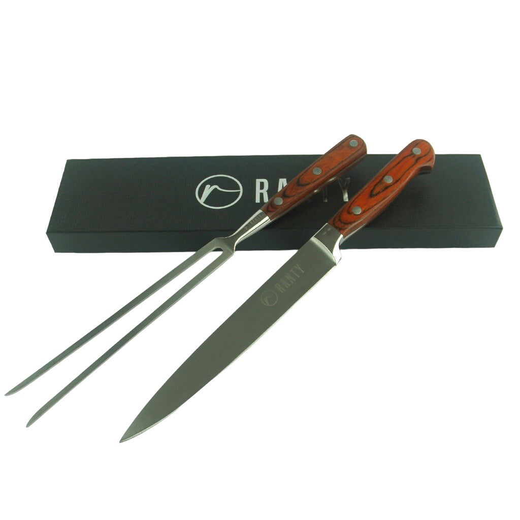 Set parrillero Ranty cuchillo y tenedor trinchador de acero inox, mango de madera café y caja negra premium con logo plateado.