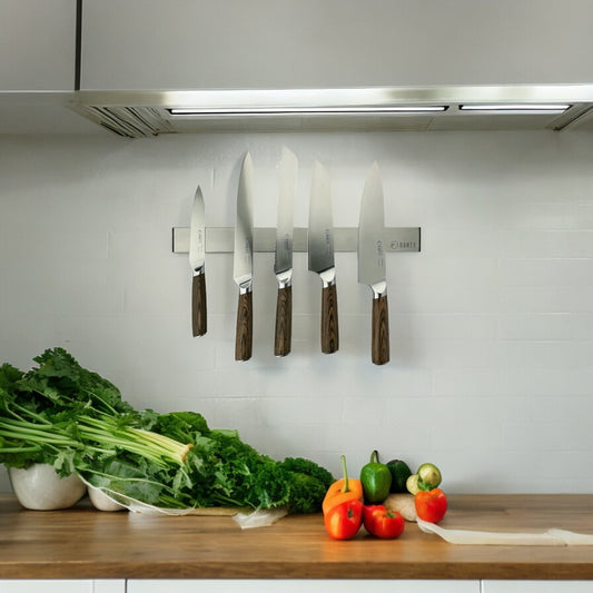 Barra Soporte magnético metálico plateado Ranty instalado en pared de cocina para organización de cuchillos y utensilios.