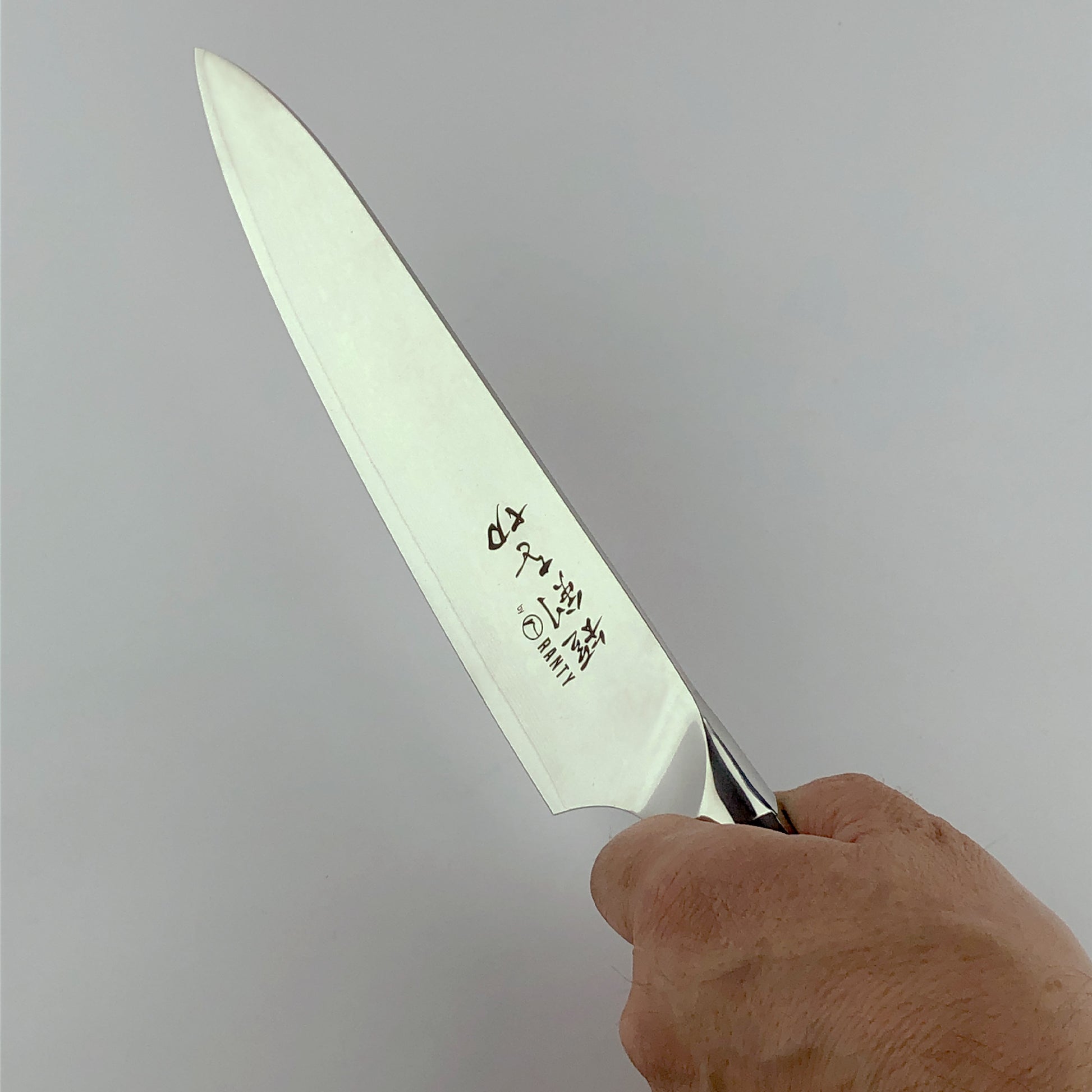 Vista lateral de la hoja del Cuchillo de acero de Damasco Grand Chef Ranty 20cm.