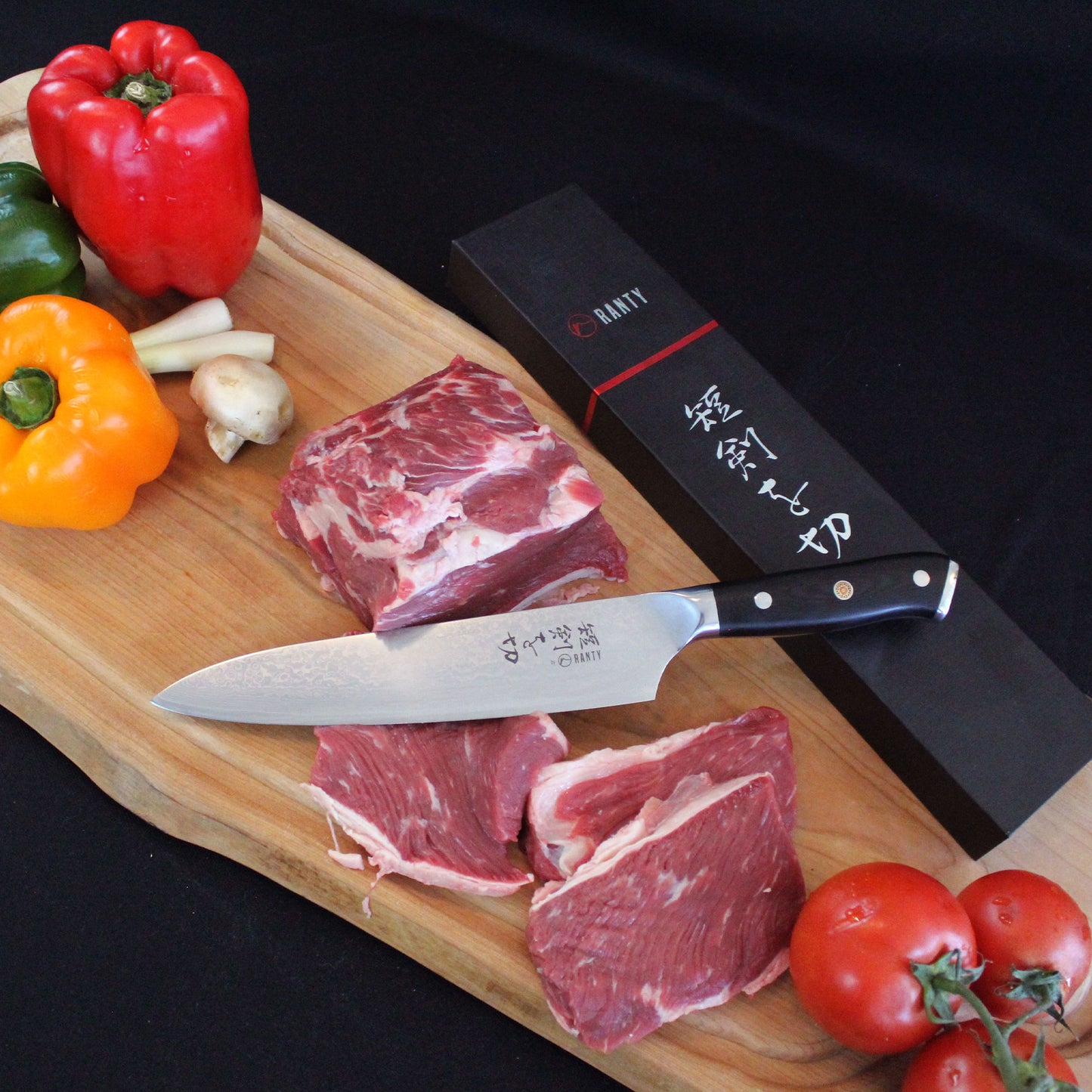 Cuchillo de acero de Damasco Grand Chef Ranty 20cm en uso con carne y verduras sobre tabla.