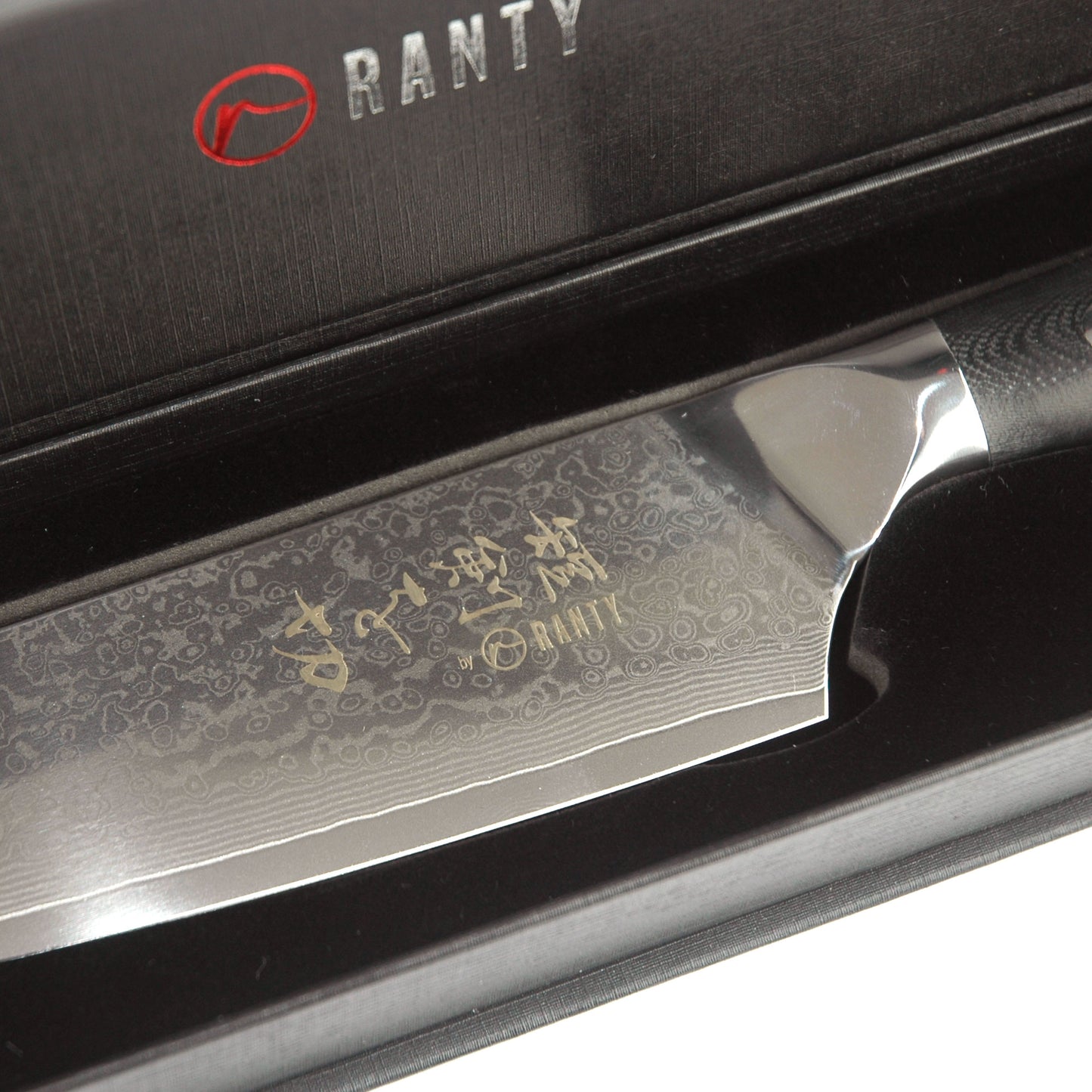 Cuchillo de acero de Damasco Grand Chef Ranty 20cm mostrando detalle de grabado damasceno (en su hoja) y logo.
